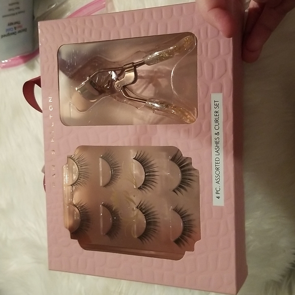 Sale "PARIS HILTON" 4 Lashes, Glue, Curler Bundle - Picture 2 of 4